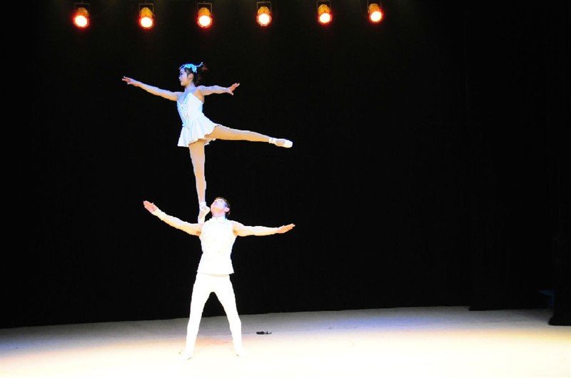 *樂隊(duì)主持雜技小丑魔術(shù)肩上芭蕾抖空竹