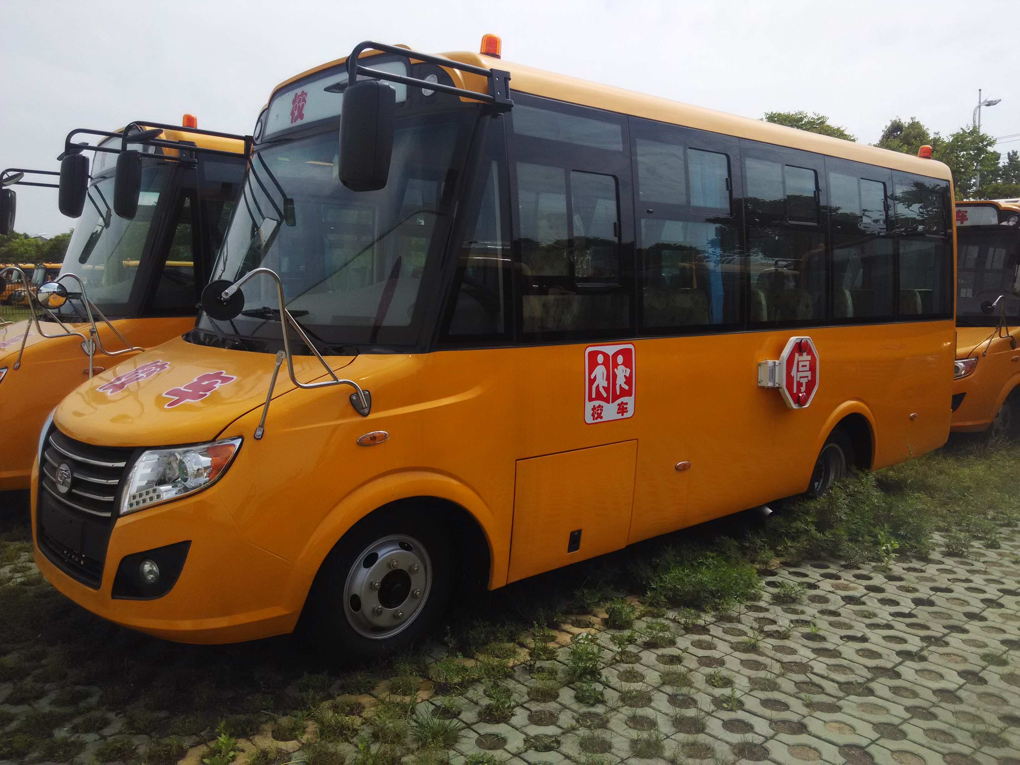 供應(yīng)用于接送學(xué)生的小學(xué)生校車，楚風(fēng)校車，18座校車，19座校車，34座校車，35座校車，51座校車