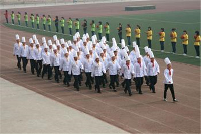 學(xué)廚師該如何選擇學(xué)?！６ɑ⒄駨N師烹飪技校告訴你