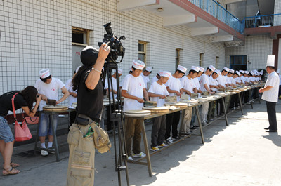 學(xué)廚師該如何選擇學(xué)?！６ɑ⒄駨N師烹飪技校告訴你