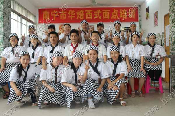 南寧華焙西點(diǎn)培訓(xùn)糕點(diǎn)培訓(xùn)裱花培訓(xùn)