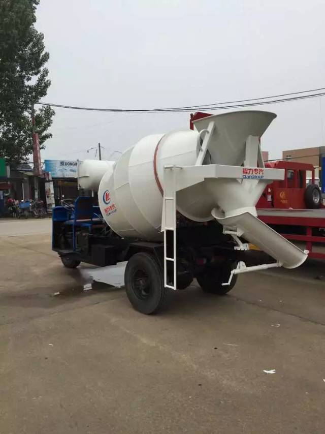物美價廉經(jīng)濟實用的城鎮(zhèn)三輪攪拌車