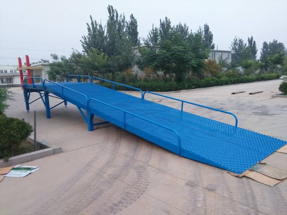 供應(yīng)物流碼頭裝卸貨物移動(dòng)式登車橋 卸貨臺(tái)