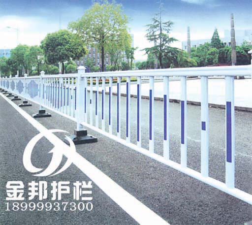 新疆道路護欄，烏魯木齊梅花管道路護欄專業(yè)廠家—金邦護欄廠