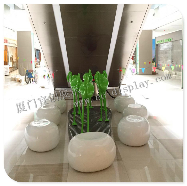 供應(yīng)商場(chǎng)中庭DP裝飾 玻璃鋼火烈鳥 水波地臺(tái) 秋冬季DP裝飾