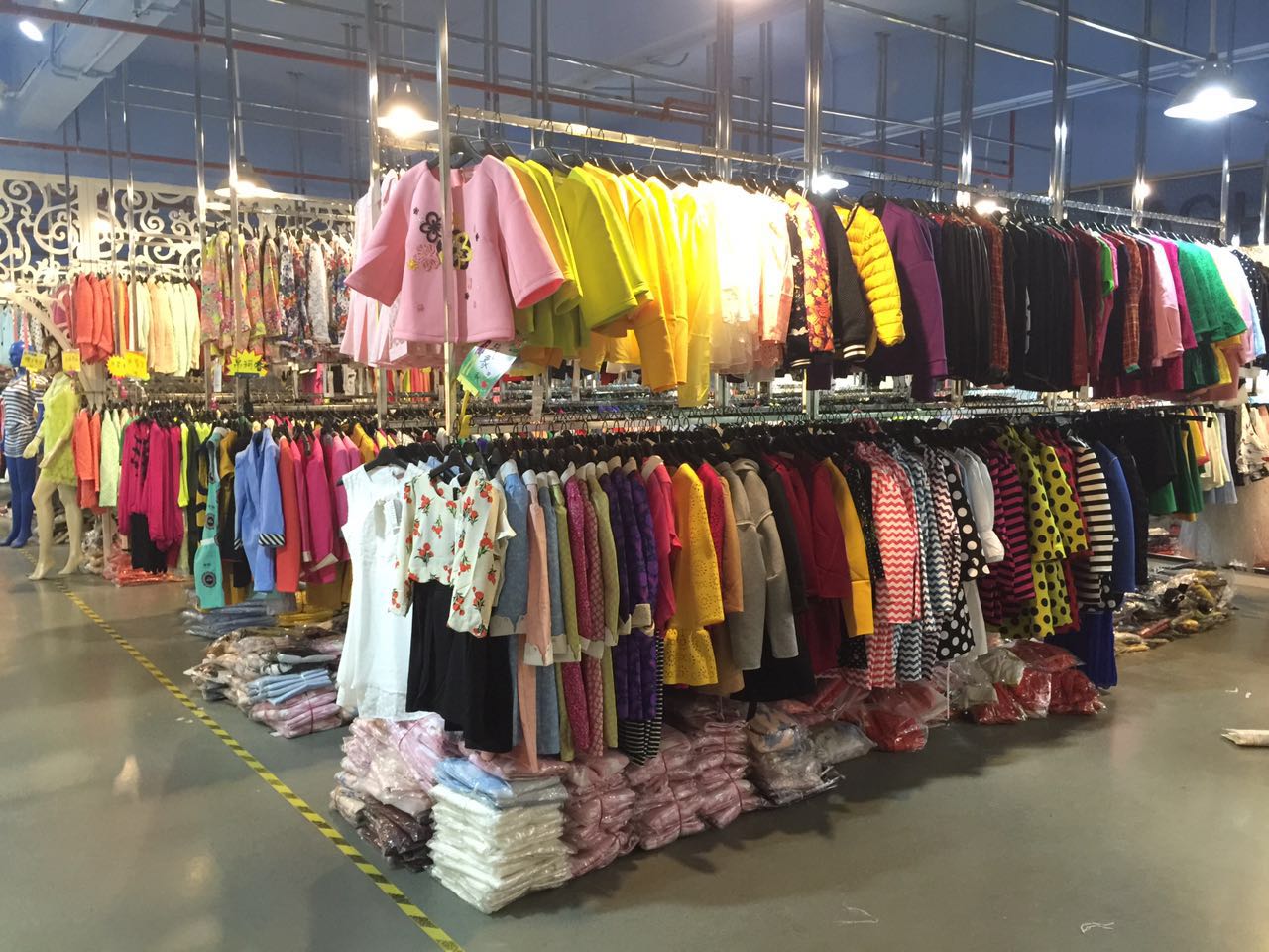 供應(yīng)怎么找品牌低折扣女裝貨源?格蕾斯~