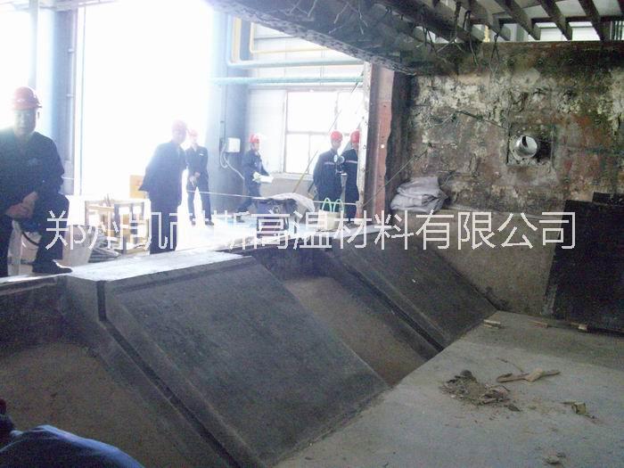 供應(yīng)用于熔鋁爐的澆注料施工、快速修補(bǔ)、烘爐一條龍，來(lái)自國(guó)企工作多年的施工隊(duì)13837915345