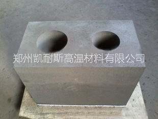 供應(yīng)鋁行業(yè)*碳化硅流口磚預(yù)制件，采用高耐磨抗鋁侵蝕低水泥澆注料(SiC)制作，具有高強(qiáng)度、高耐磨、抗渣蝕