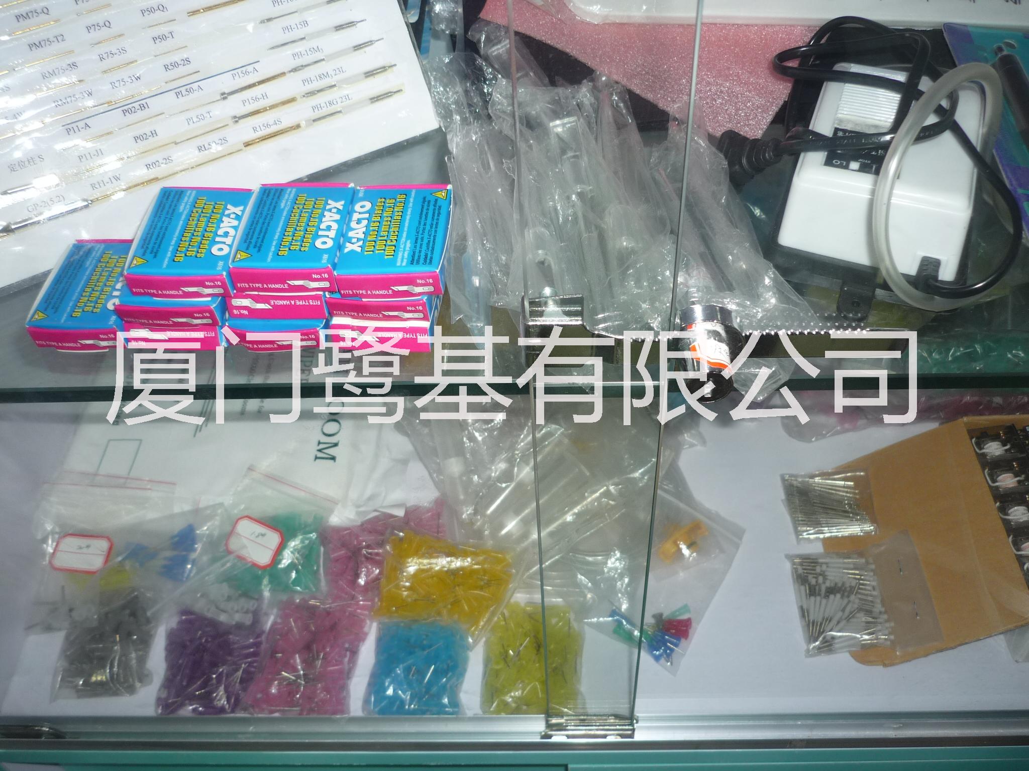 供應(yīng)噴膠機(jī) 噴膠機(jī) 涂膠機(jī) 點(diǎn)膠裝置 定量點(diǎn)膠 粘塵墊 制膠廠家 噴涂機(jī) 膠水供應(yīng)