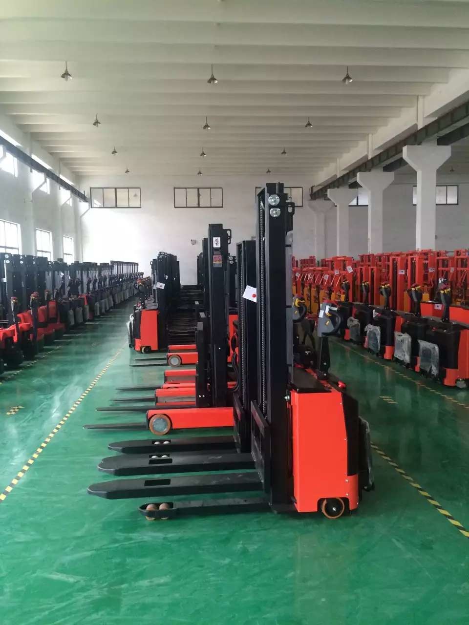 供應(yīng)深圳福田區(qū)半電動升高叉，深圳福田區(qū)半電動升高叉車批發(fā)價格，深圳福田區(qū)半電動升高叉車廠家