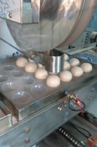 供應(yīng)用于生產(chǎn)團(tuán)子的團(tuán)子機(jī)無(wú)錫大型廠家糯米湯圓機(jī)批發(fā)， 全自動(dòng)做團(tuán)子的機(jī)器多少錢一臺(tái)