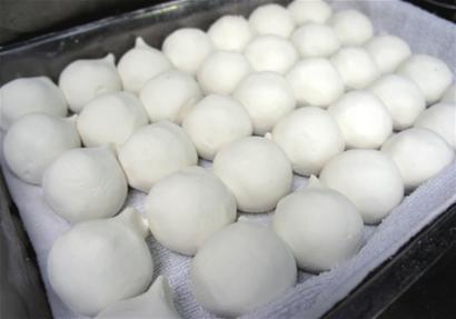 供應(yīng)便宜的做無錫糯米團(tuán)子機(jī)器哪里賣，，廣泛用于個體戶、速凍食品廠、學(xué)校等單位