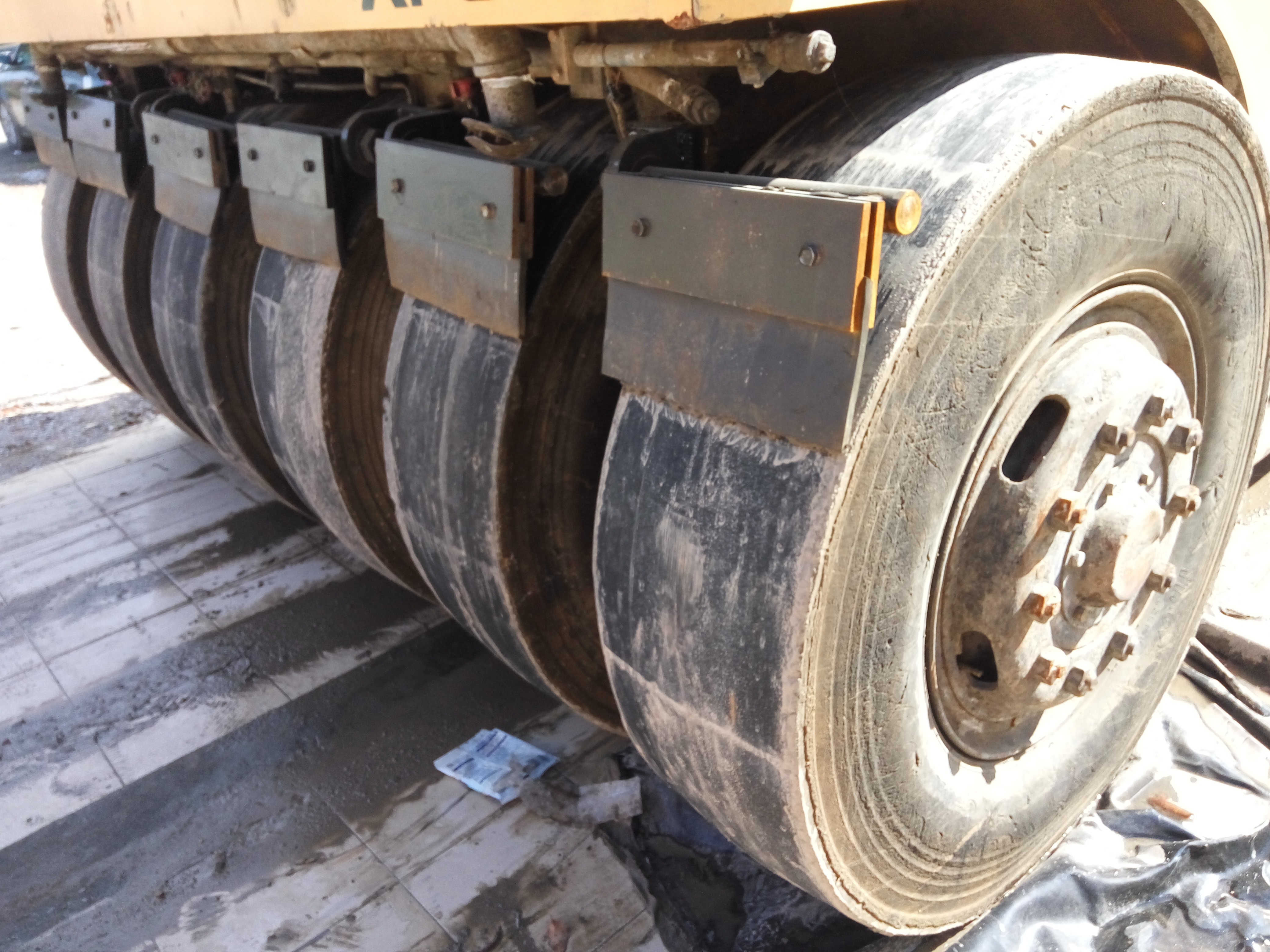 供應(yīng)徐工301膠輪壓路機(jī)價(jià)格