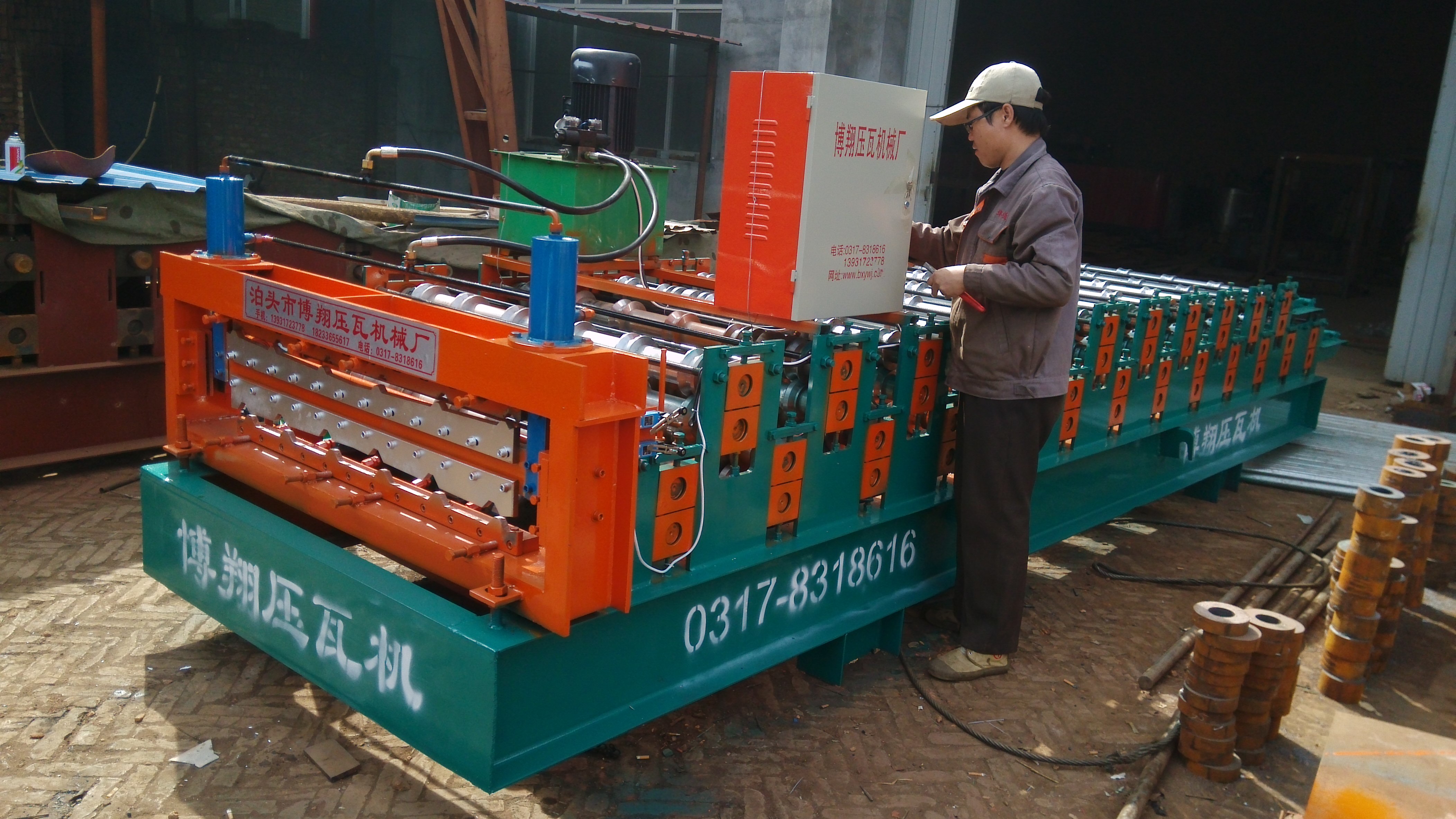 供應(yīng)彩鋼840琉璃瓦900設(shè)備