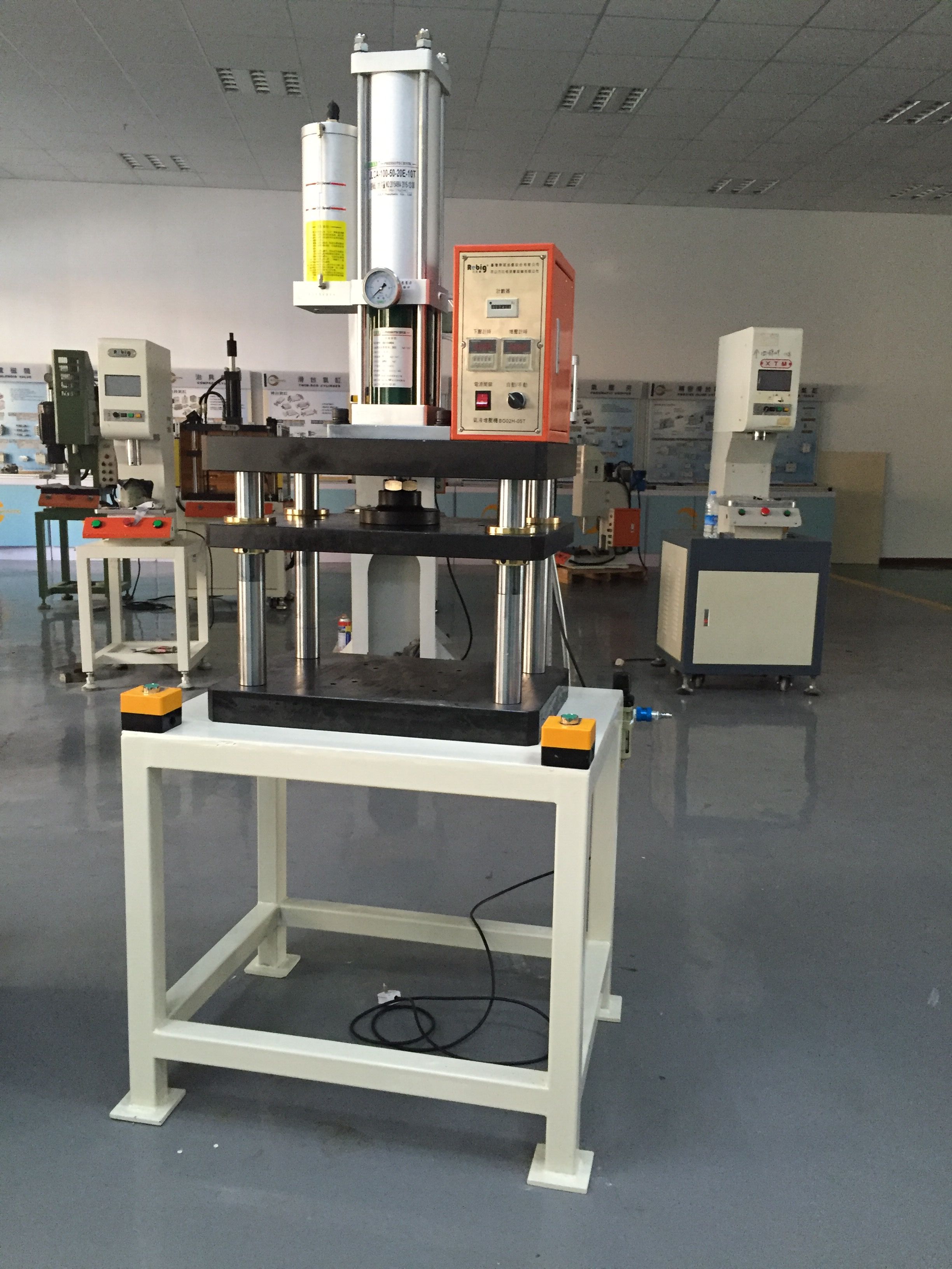 供應上海增壓壓床氣動壓床，XTM-102氣動壓力機，蘇州氣壓機