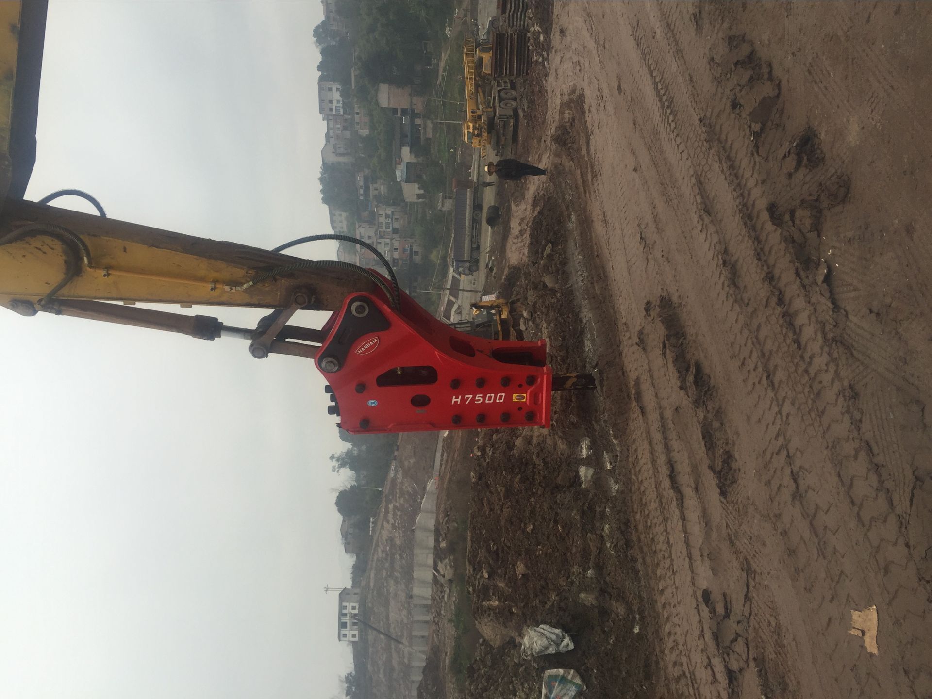 供應(yīng)用于開山的HANBAM大型液壓破碎錘施工圖，韓國(guó)仁成重工生產(chǎn)的HANBMA破碎錘，*打擊！不損傷挖掘機(jī)。