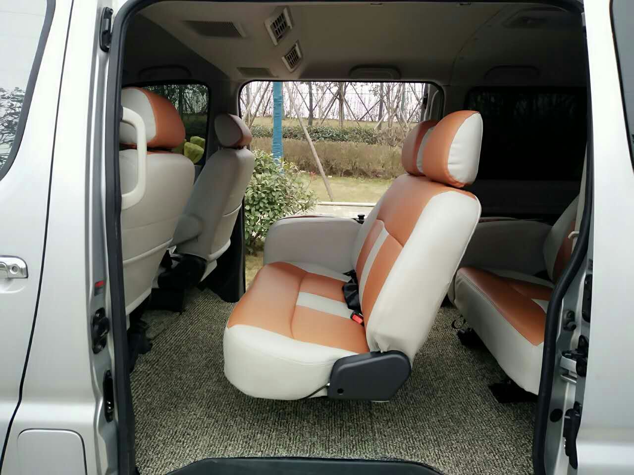 供應長沙租車11座格瑞斯商務包車