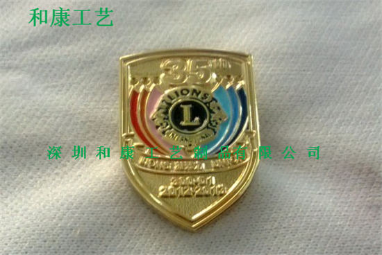 供應(yīng)公司徽章，找做公司活動(dòng)胸章，哪里有定做公司周年紀(jì)念胸章，免費(fèi)設(shè)計(jì)公司logo徽章訂購，批發(fā)金屬徽章廠