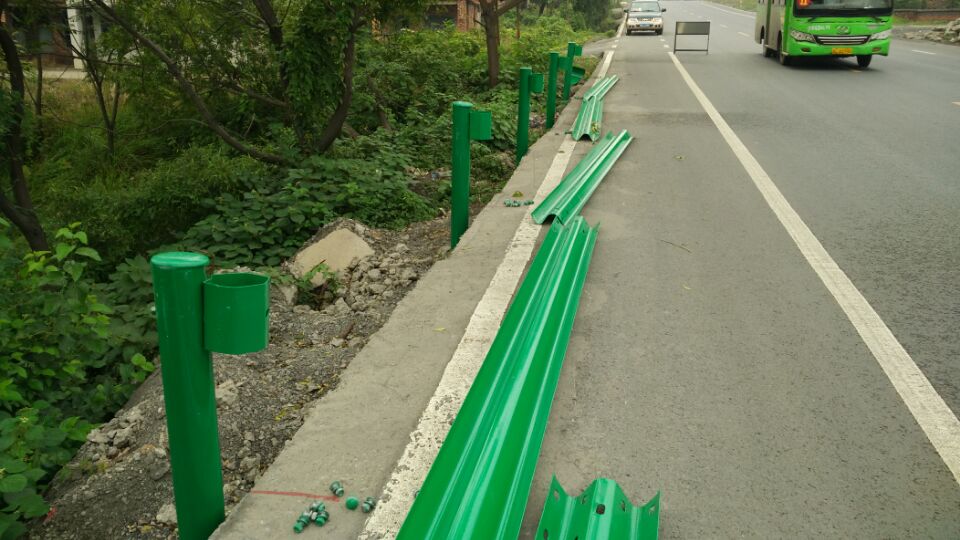 供應(yīng)用于高速公路的供應(yīng)湖南護(hù)欄板