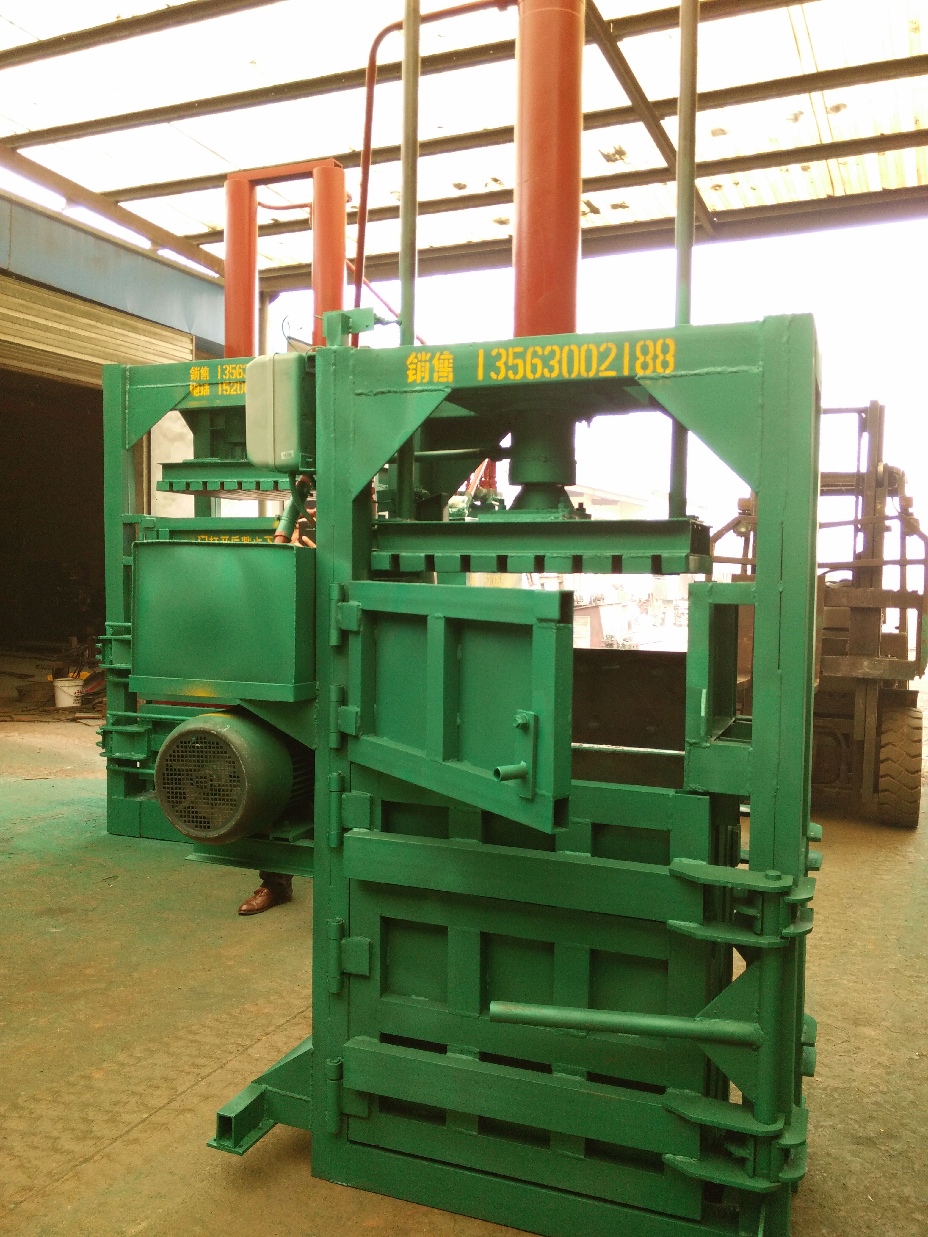 供應(yīng)山東服裝減容機(jī)服裝打包機(jī)液壓機(jī)