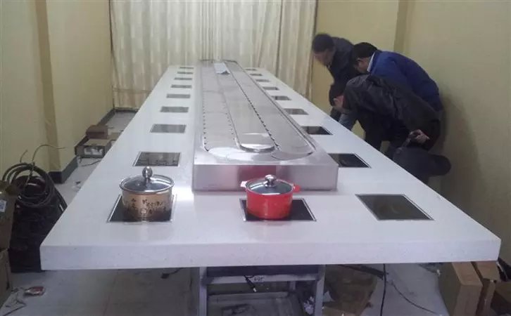 供應(yīng)用于自助餐飲的火鍋輸送帶