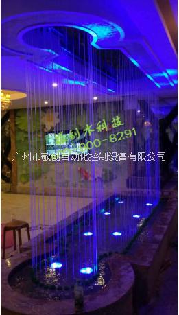 供應(yīng)敬創(chuàng)水科技光纖水簾室內(nèi)水景工程，水體沿著光纖線流動，構(gòu)成了無聲的閃爍水幕，而流水不會噴灑到四周。
