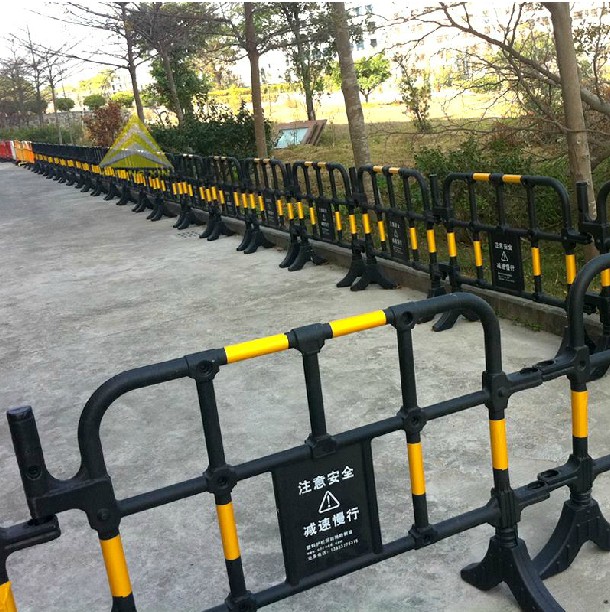施工防撞護(hù)欄/交通隔離欄 /道路施工膠馬/ 黑黃警示圍欄 /施工防撞護(hù)欄/隔離護(hù)欄