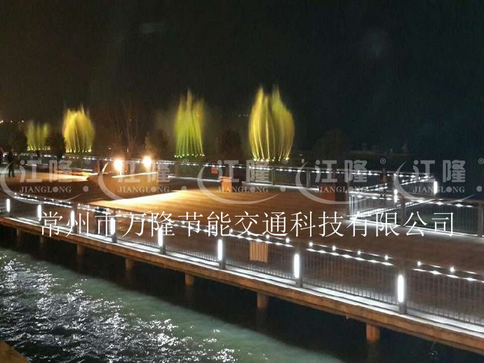 供應(yīng)用于道路安全的太陽(yáng)能發(fā)光護(hù)欄