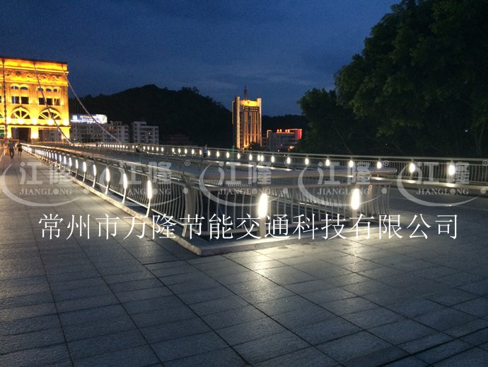供應(yīng)用于道路安全的太陽(yáng)能發(fā)光護(hù)欄