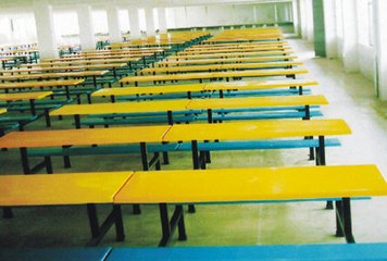 學(xué)校*員工食堂餐桌廠家，惠州食堂長型座椅一體餐桌供應(yīng)商