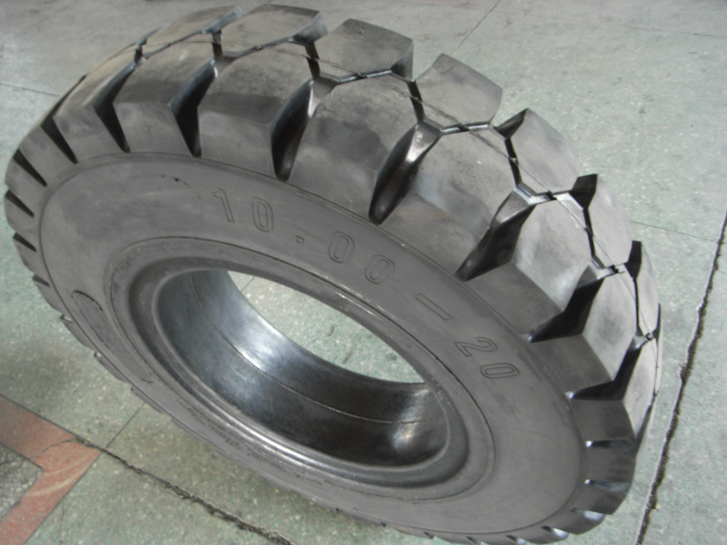 供應(yīng)315/70R22.5卡貨車胎，安納西工貿(mào)直銷，廠家長(zhǎng)期供應(yīng)