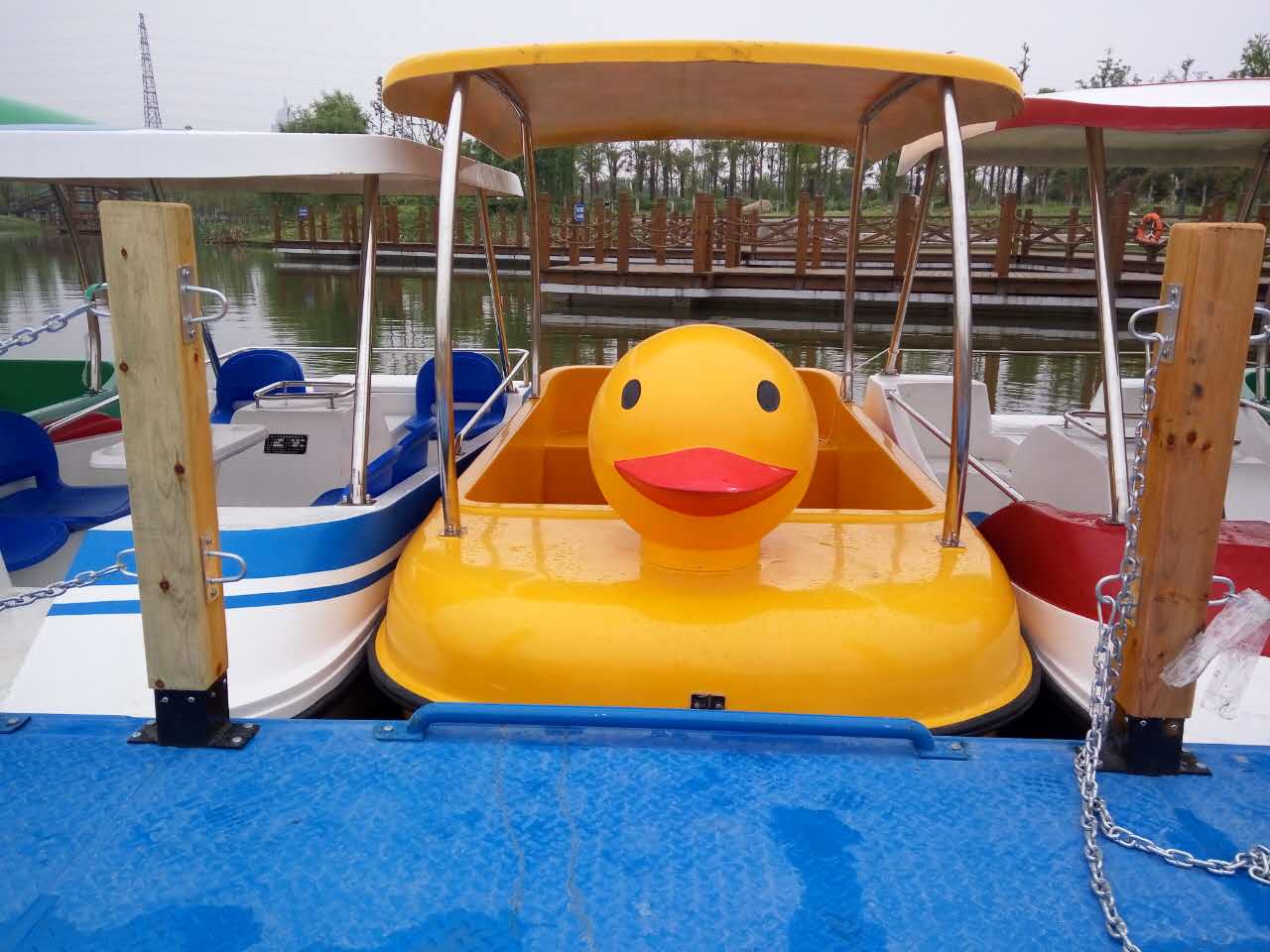 大黃鴨腳踏船 公園景區(qū)游玩觀光腳踏船 卡通黃鴨腳踏船 價(jià)格實(shí)惠
