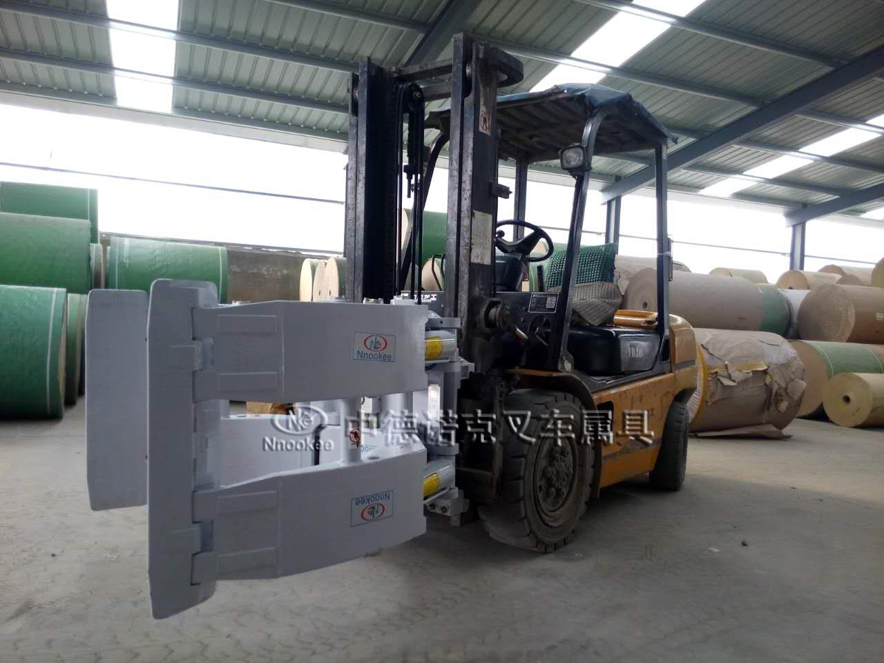 供應(yīng)用于夾抱紙卷的廣東3噸紙卷夾抱車、紙卷夾出廠價(jià)