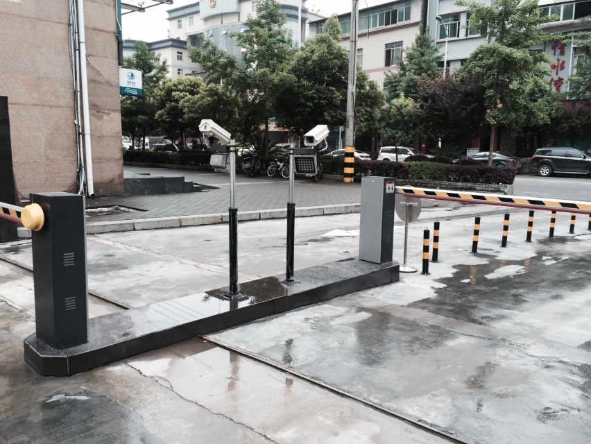 供應(yīng)進(jìn)出車牌識(shí)別系統(tǒng)，深圳小區(qū)停車場(chǎng)智能電動(dòng)道閘D301