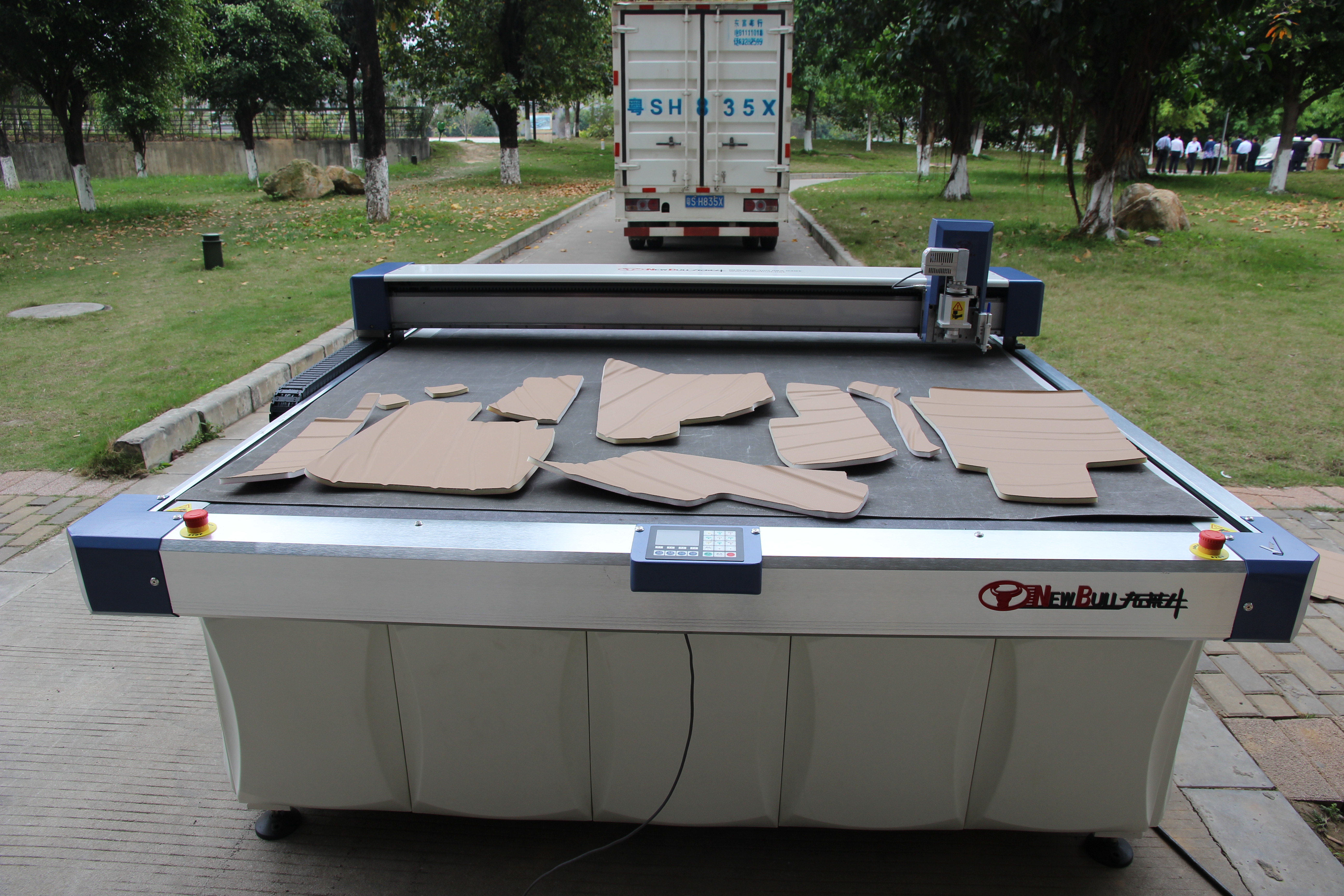 供應(yīng) 人造皮電腦裁床