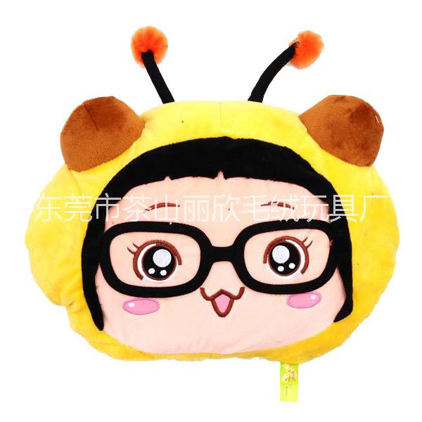 毛絨玩具廠家訂做暖手抱枕  生產(chǎn)加工卡通暖手抱枕玩具   家居抱枕