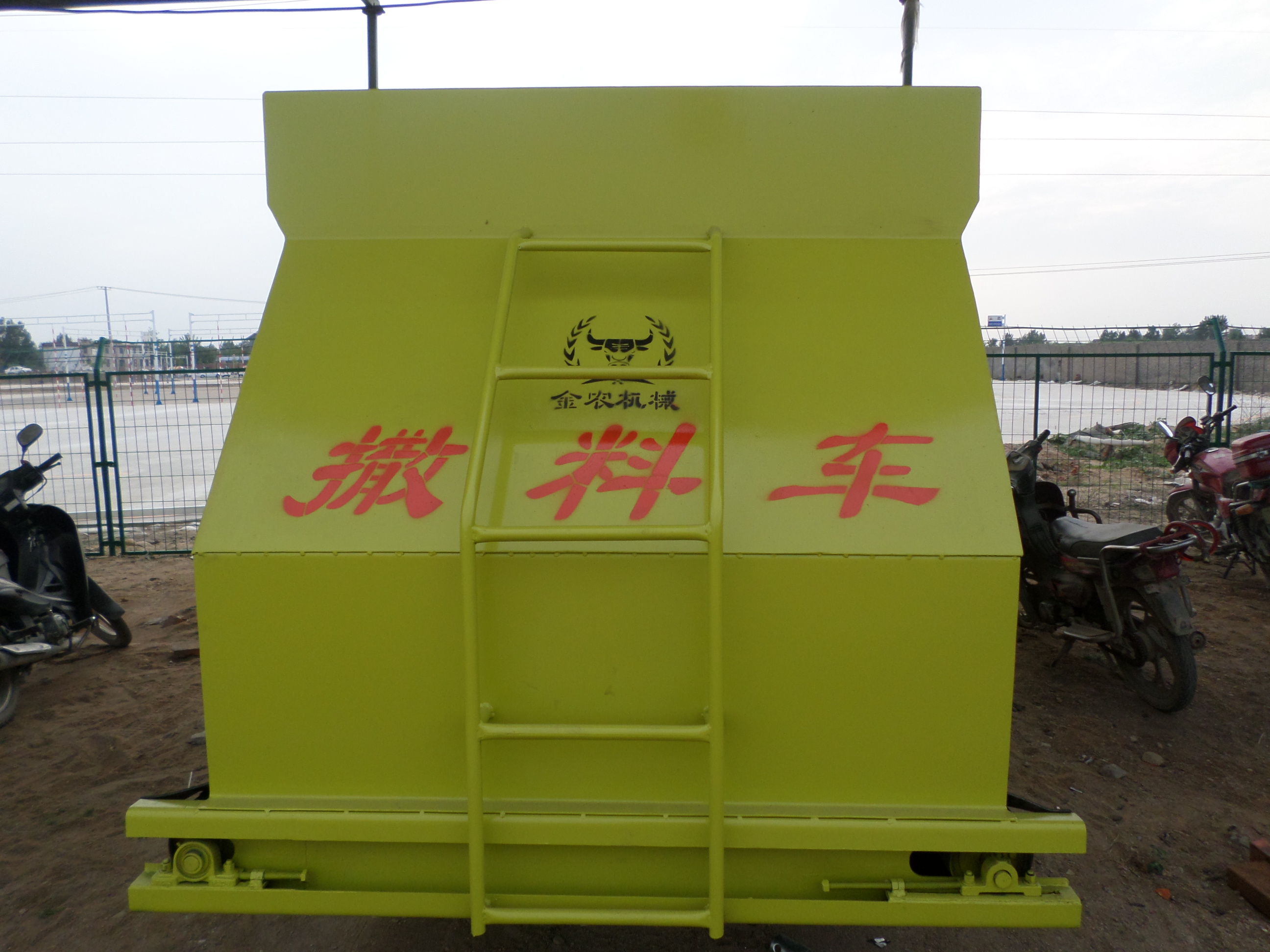 福田五星底盤撒料車 9SF-5撒料車 撒料車 雙面撒料 全液壓撒料車 全新撒料車 撒料車生產(chǎn)廠家 牛場撒料車 金農(nóng)機(jī)械