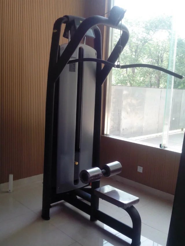 供應(yīng)用于健身的坐姿推胸訓(xùn)練器