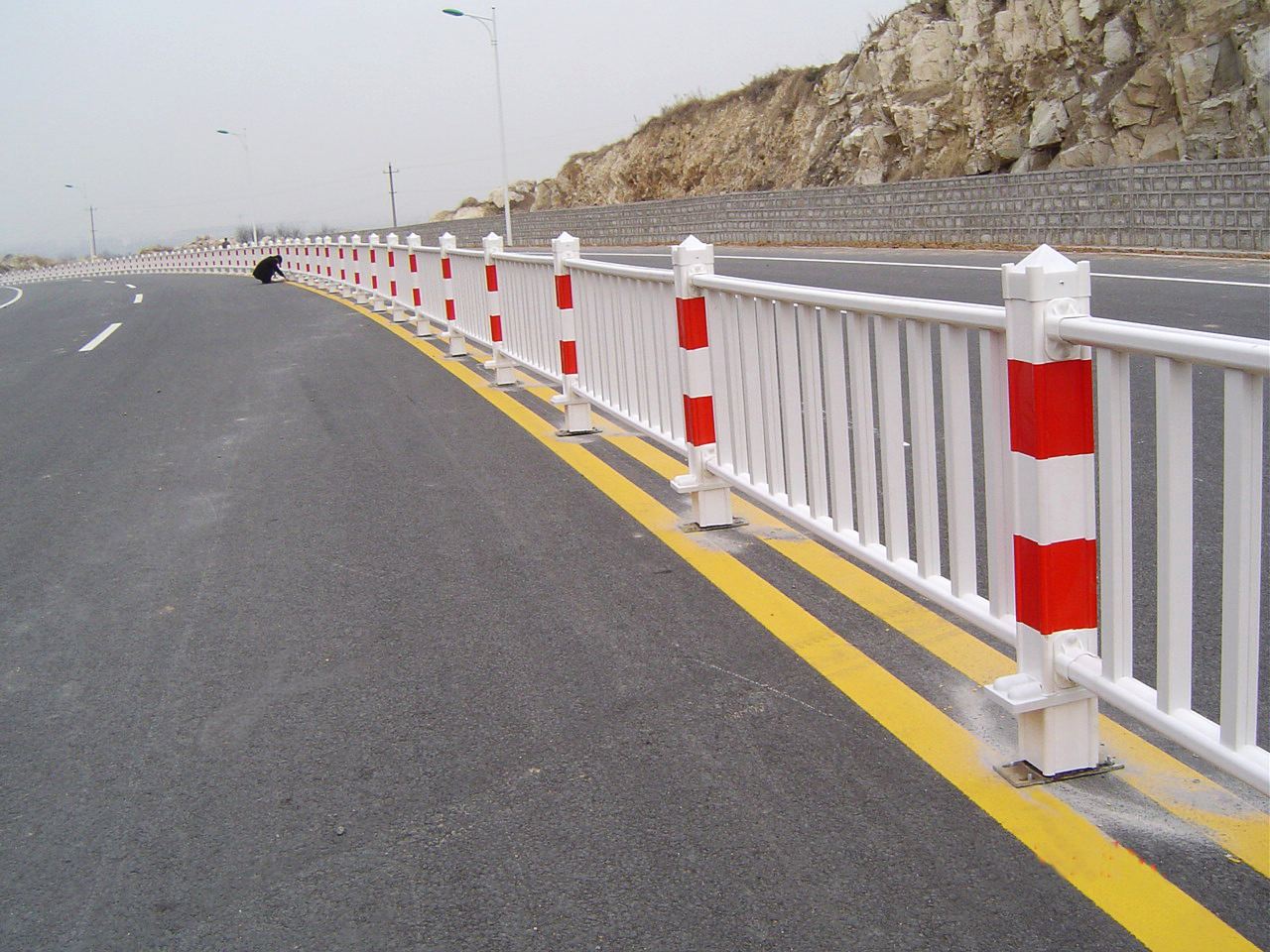 廠家直銷優(yōu)質(zhì)鋅鋼道路護(hù)欄 塑鋼道路護(hù)欄