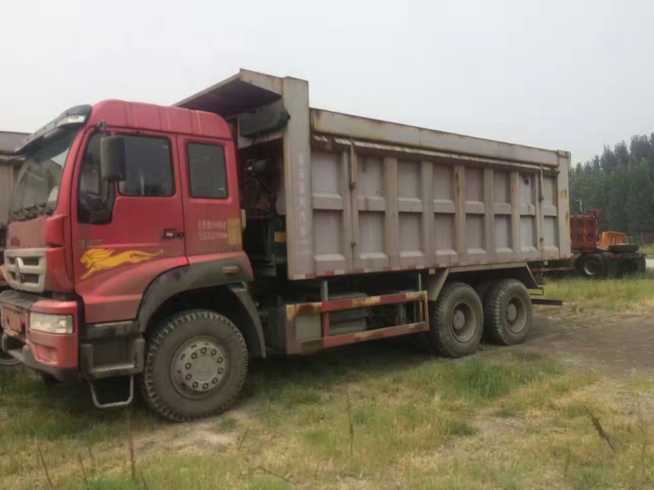 供應(yīng)頂賬用的金王子6x4自卸車急處理，300馬力，共47輛