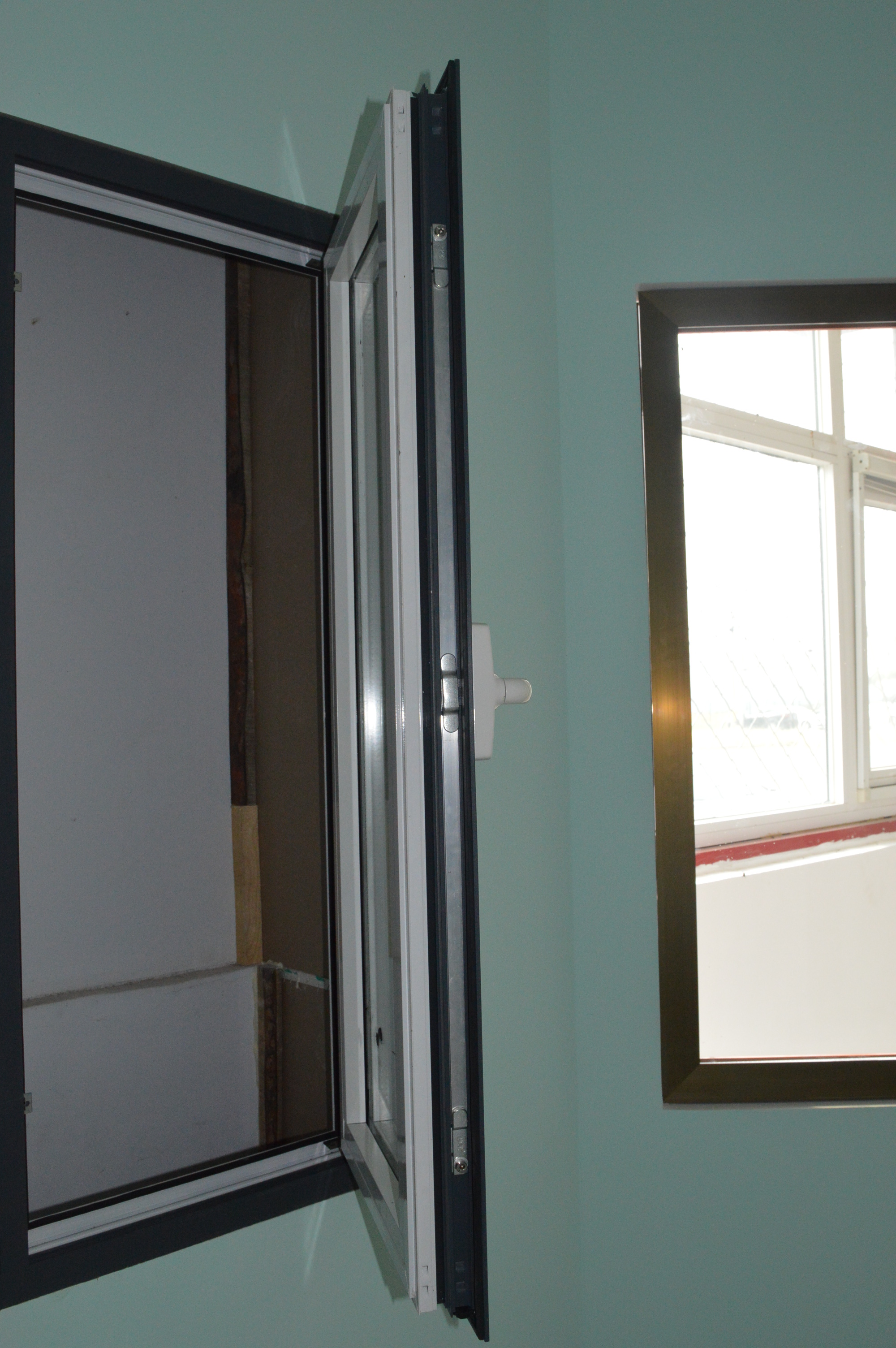 門窗批發(fā)，各種中*異形門窗，中式門窗等等，有需者前來咨詢。