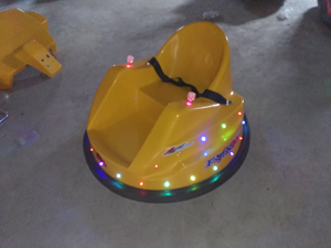 河南碰碰車廠家直銷廣場(chǎng)雙人飛碟碰碰車游樂(lè)設(shè)備