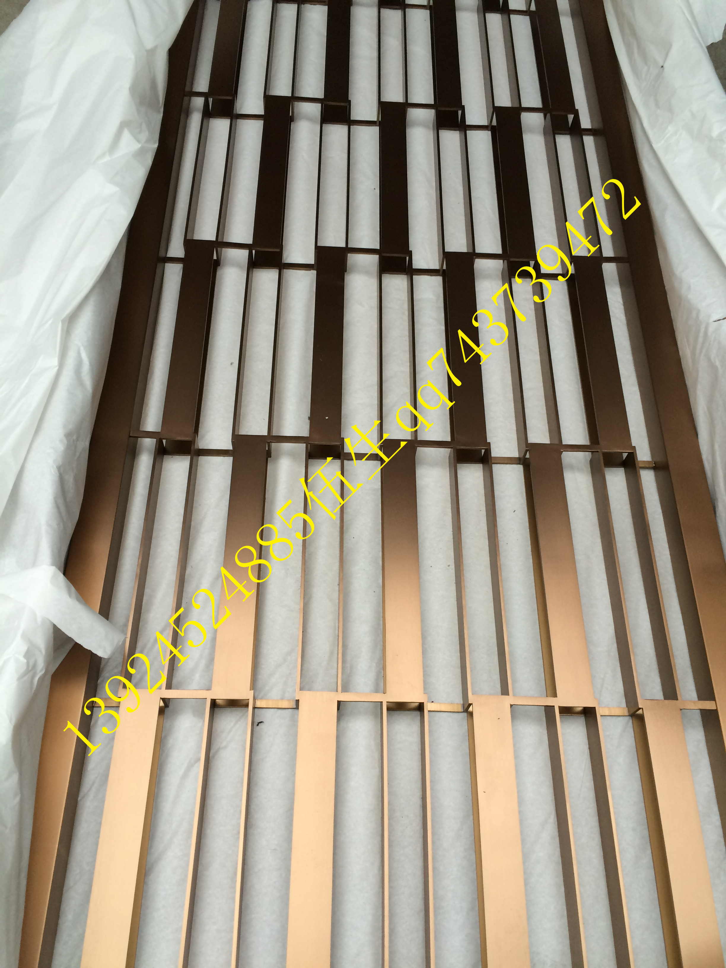 佛山不銹鋼屏風隔斷廠家,屏風生產(chǎn)廠家 佛山j(luò)簡約不銹鋼屏風廠家 不銹鋼玫瑰金格柵屏風