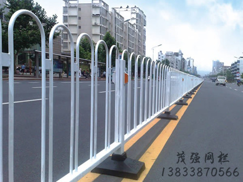 河北道路鋅鋼護(hù)欄批發(fā)，上海道路鋅鋼護(hù)欄多少錢