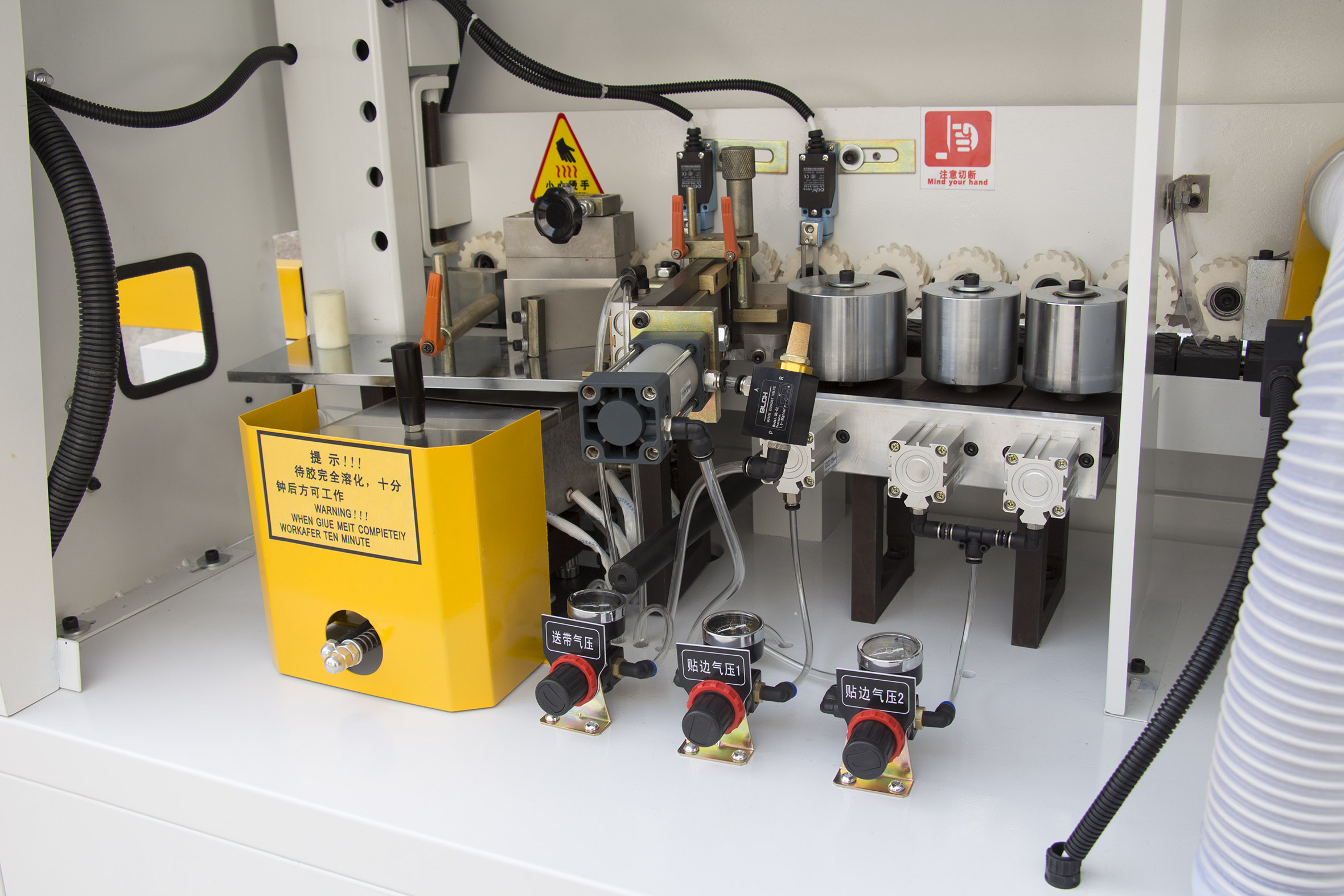 供應(yīng) 青島萬匯偉業(yè)半自動(dòng)直線封邊機(jī)可定