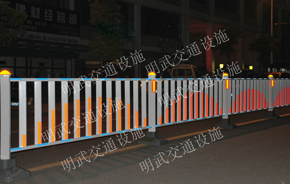 鋼制隔離護(hù)欄 貴港鋼制市政隔離護(hù)欄 城市道路隔離護(hù)欄 人行道護(hù)欄