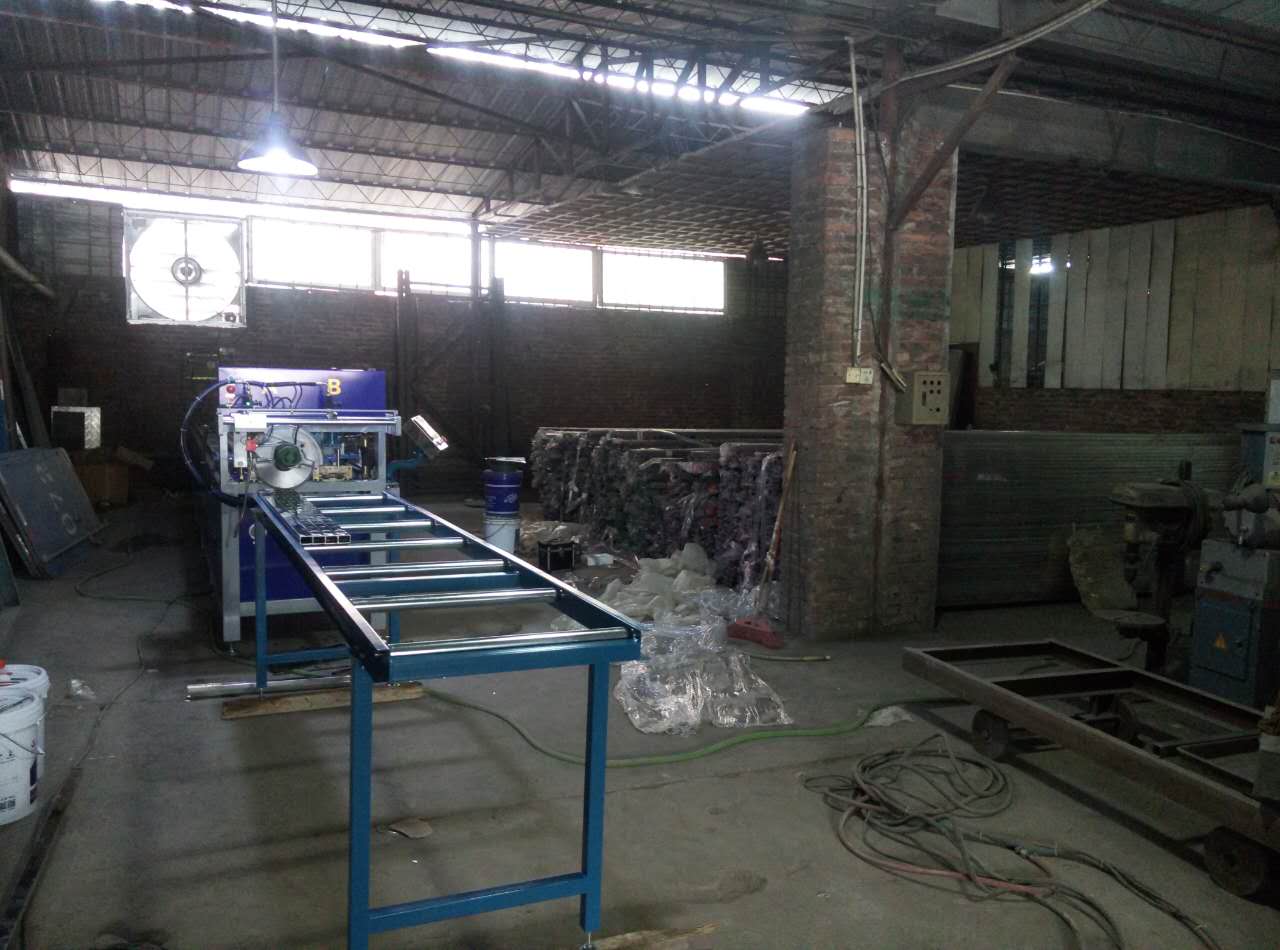 兩工位數(shù)控管材沖孔機,護欄沖孔機