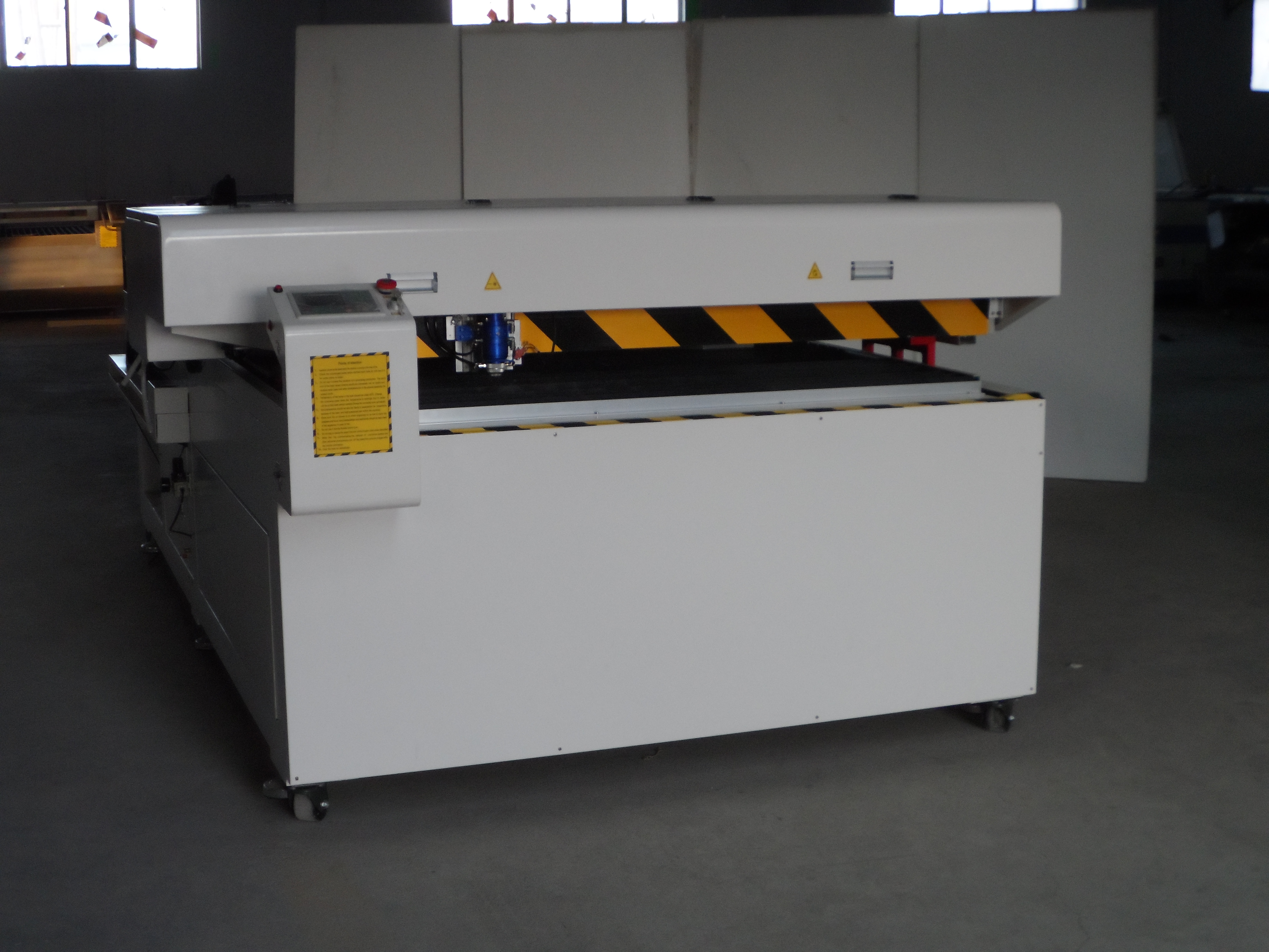 濟南不銹鋼切割機 激光混切機  金屬發(fā)光字標識切割機，專業(yè)切割不銹鋼速度快運行穩(wěn)定表面無渣