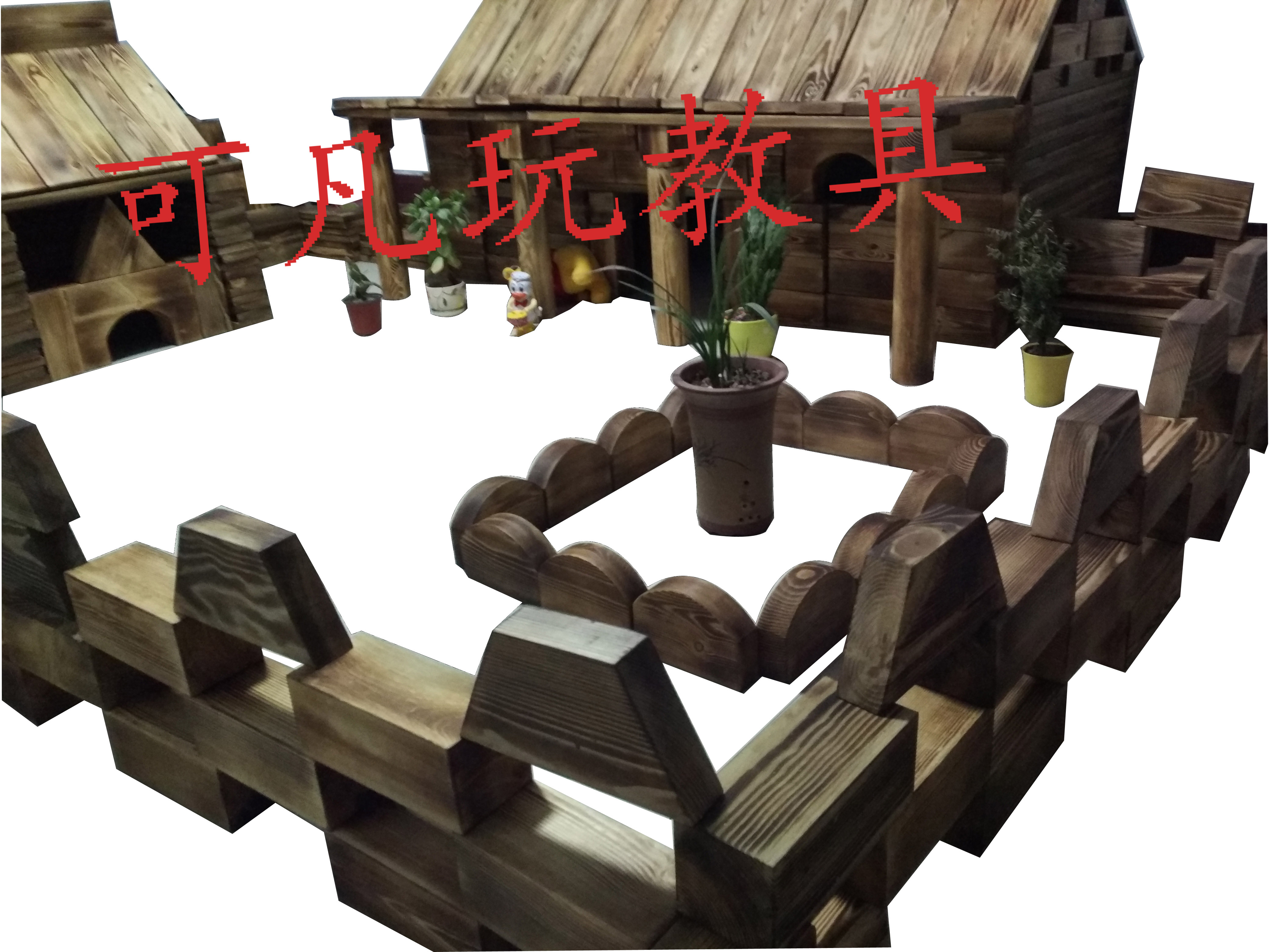 幼兒園滑滑梯、積木、攀爬梯 草坪
