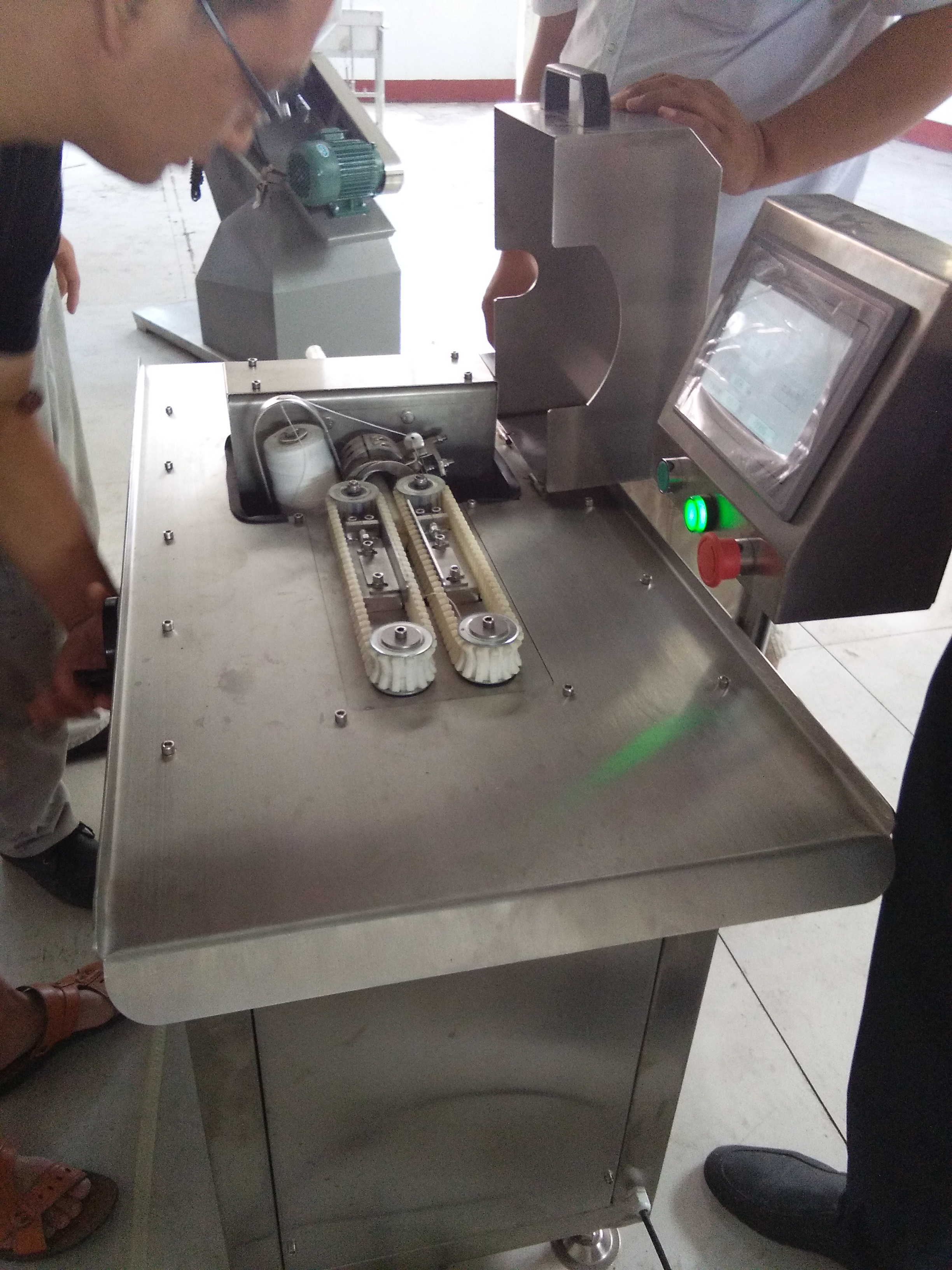 廣州臘腸扎節(jié)機(jī)、電動(dòng)香腸扎線機(jī)